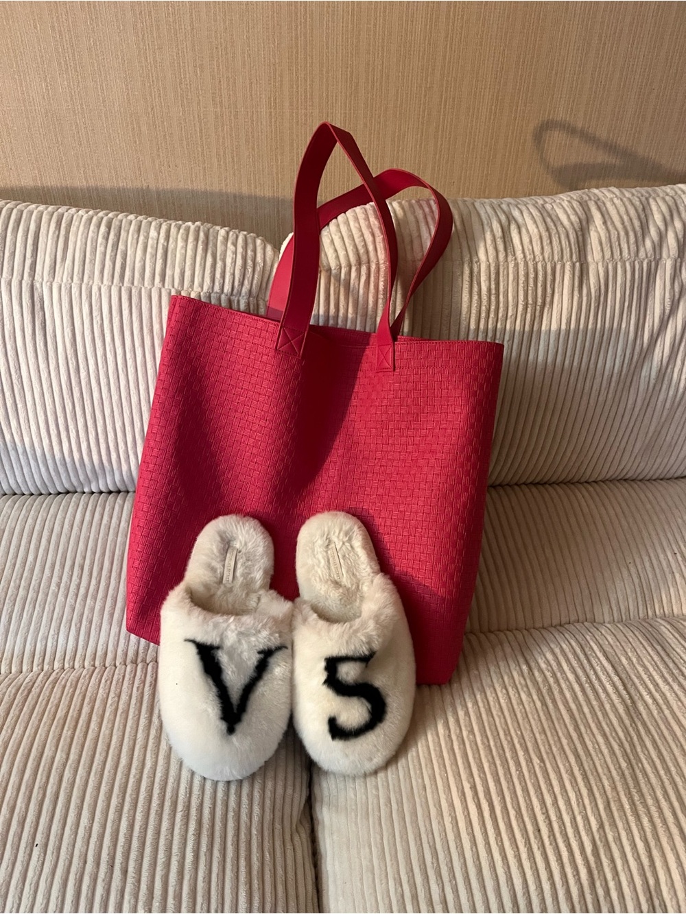 VS Women's bundle 1 pink Tote Bag with 1 pair of cream/black slippers